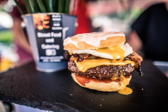  Internationale Food Trucks, Burger-Corner und diverse Stände mit herzhaften und süßen Gerichten sowie leckeren Getränken lassen einem das Wasser im Mund zusammenlaufen.  | Foto: stadtleben.media/gratis