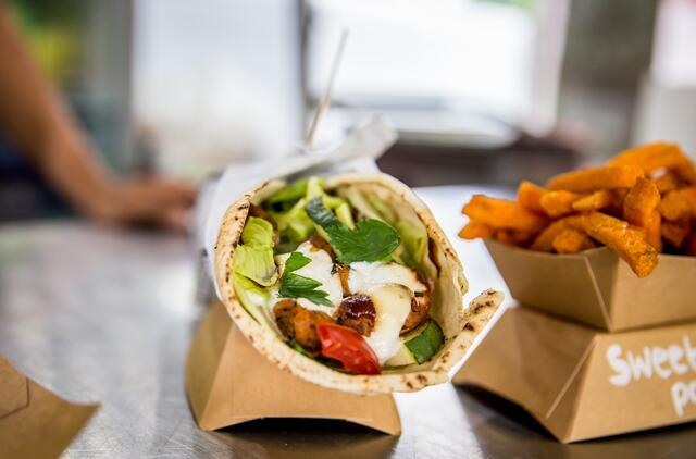 Internationale Food Trucks, Burger-Corner und diverse Stände mit herzhaften und süßen Gerichten sowie leckeren Getränken lassen einem das Wasser im Mund zusammenlaufen.  | Foto: stadtleben.media/gratis