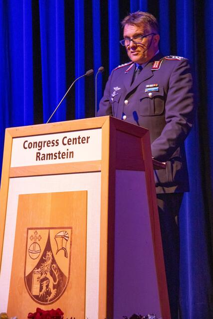 Oberst i.G. Michael Trautermann bei seiner Ansprache, die er in englischer Sprache hielt. | Foto: Stefan Layes