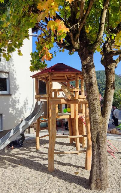 Der neue Spielturm mit Rutsche. | Foto: C. Daußmann