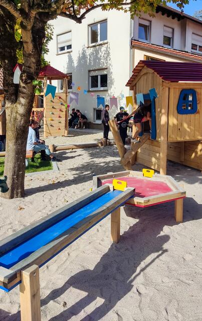 Während sich die Kinder an den neuen Spielgeräten austobten... | Foto: C. Daußmann