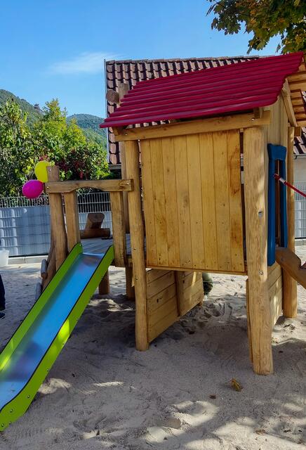 Moderne Spielgeräte von Seibel Spielzeuggeräte auf der neuen Außenanlage.  | Foto: C. Daußmann