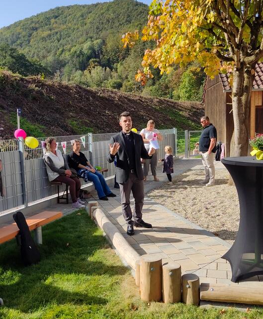 Pfarrer Julian Kiefhaber richtete ebenfalls einige Worte an die Gäste. | Foto: C. Daußmann