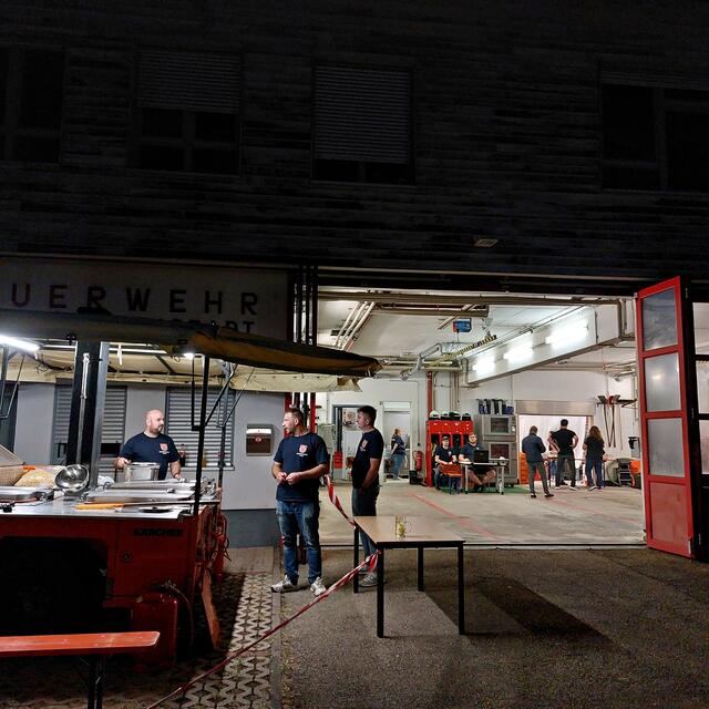 Feuerwehr-Fahrzeuge raus, Küche rein | Foto: Brigitte Melder
