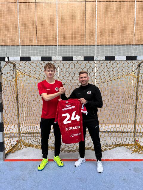 Rechtsaußen Theo Straub mit Eulen-Trainer Johannes Wohlrab  | Foto: Eulen Ludwigshafen
