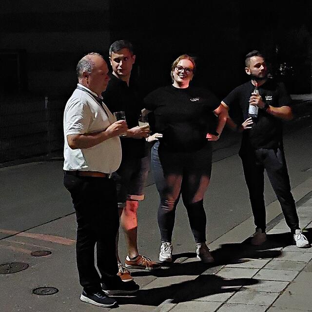 Kleiner Schnack neben der Bühne mit dem Bürgermeister | Foto: Brigitte Melder