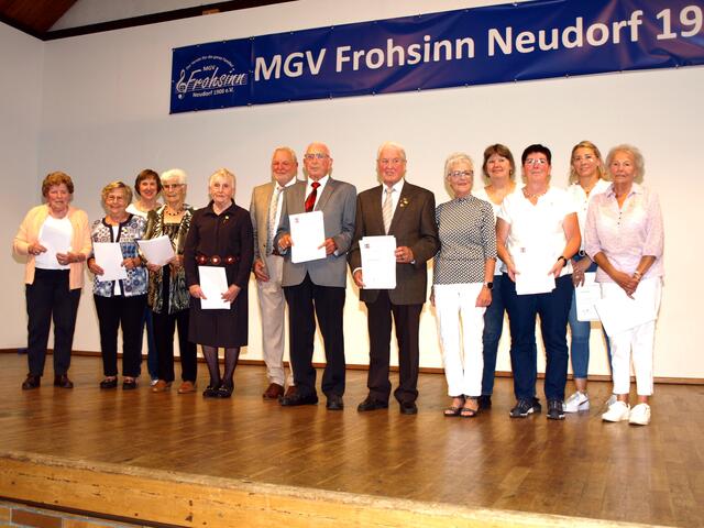 Ehrungen für Helmut Herzog und Günter Simianer (Mitte) und der Gründungsmitglieder des Frauenchors. | Foto: Urheber: W. Schmidhuber