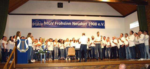 Ein starker Gesamtchor mit Dirigent Wolfgang Tropf | Foto: Urheber: W. Schmidhuber