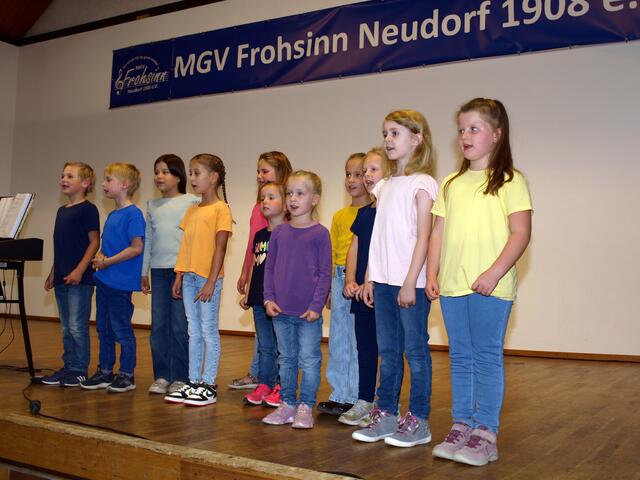 Hochmotiviert: der Kinderchor mit Dirigentin Wiebke Bernstein | Foto: Urheber: W. Schmidhuber