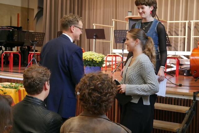 Gratulation durch die Schülervertretung | Foto: Stefanie Seither