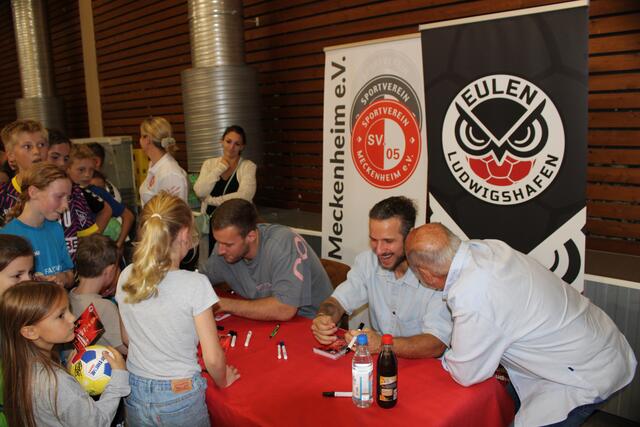 Autogrammstunde mit den "Eulen" Durak und Bergner | Foto: SV05; Holger Wildt