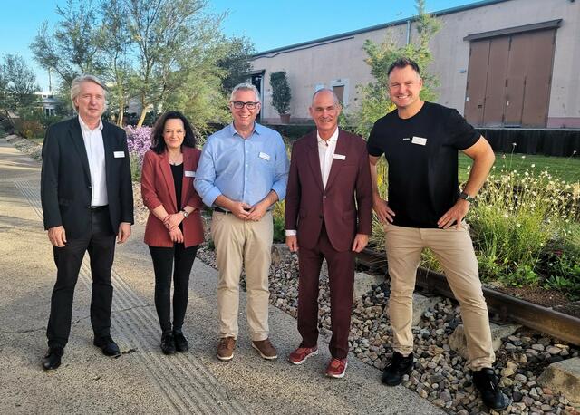 Der alte Vorstand der Mannheimer Runde ist auch der neue: Einstimmig wiedergewählt wurden (von links) Johann E. Wagner, Christine Igel, Thorsten Riehle, Vereinsvorsitzender Stefan Kleiber und Kai Kemper. | Foto: Foto:Rathgeber