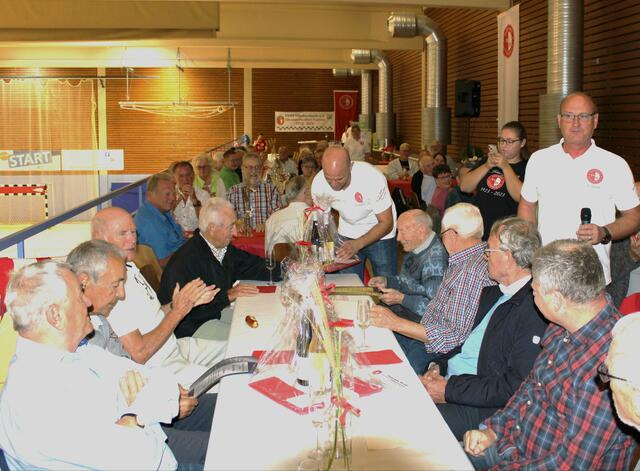 Kurt Geil wird für seine 85 Jahre Mitgliedschaft geehrt | Foto: SV05; Holger Wildt