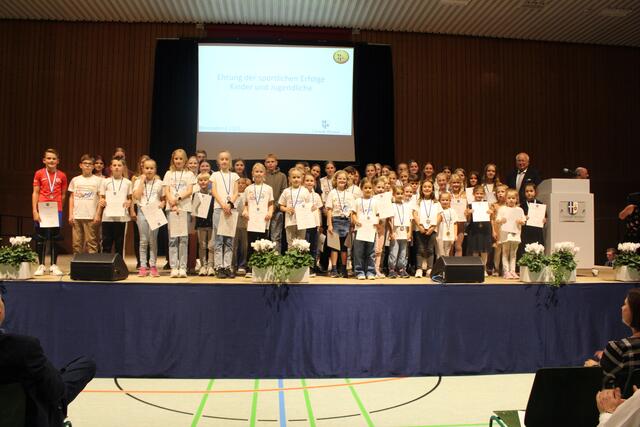 Ehrungsblock 1: Kinder - und Jugendliche | Foto: Gemeinde