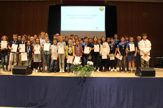 Ehrungsblock 2: Kinder - und Jugendliche | Foto: Gemeinde