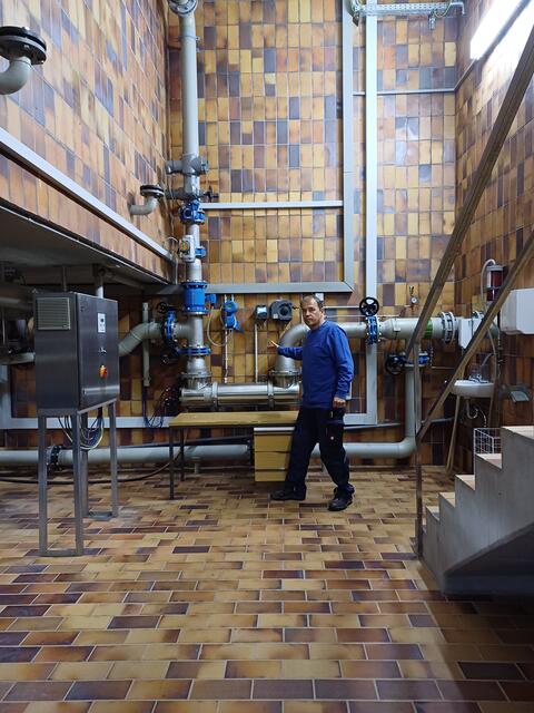 Führung durch den Hochbehälter mit dem Betriebsleiter der Wasserwerke Ronald Pappon. | Foto: Verbandsgemeinde Maikammer