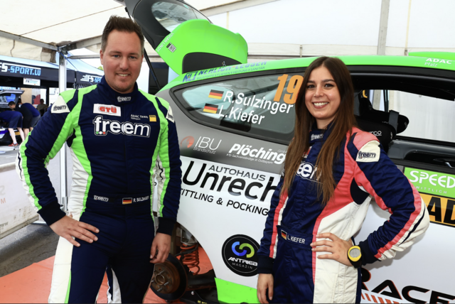 Raffael Sulzinger mit seiner Beifahrerin Lisa Kiefer | Foto: Team Sulzinger