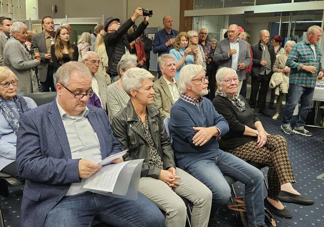 volles Haus in der Volksband
1.Reihe Bürgermeister Stefan Martus mit Frau Sandra, Manfred Bentz mit Frau Christa (v.l.)
2.Reihe rechts Bürgermeister a.D. Jürgen Schmidt | Foto: A.Nachtigal