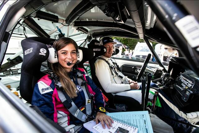 Beifahrerin Lisa Kiefer mit Raffael Sulzinger | Foto: Team Sulzinger