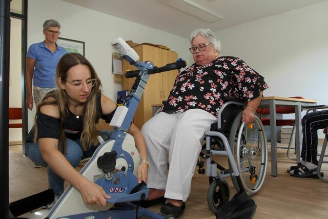 Mitarbeiterin Lisa Thomas hilft Rollstuhlfahrerin Helga K. (71), links stehend Einrichtungsleiterin Ursula Seelinger | Foto: Sabine Thornemann