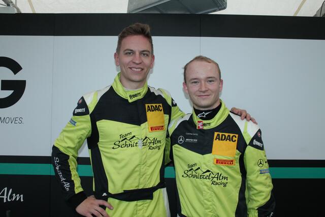 Marcel Marchewicz (links) mit seinem Schnitzelalm-Mercedes-Teamkollegen Moritz Wiskirchen | Foto: Michael Sonnick