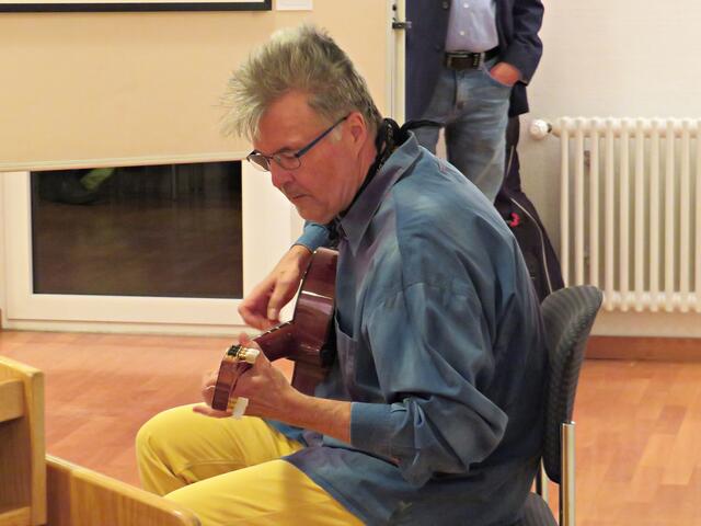 Rainer Kröhn von "Windflüchter" mit akustischen Gitarrenklängen | Foto: Brigitte Melder