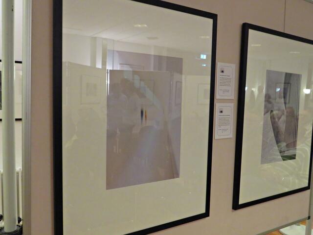 Gerhard Lange mit Architektur-Fotografien (sorry, es spiegelte sich alles) | Foto: Brigitte Melder