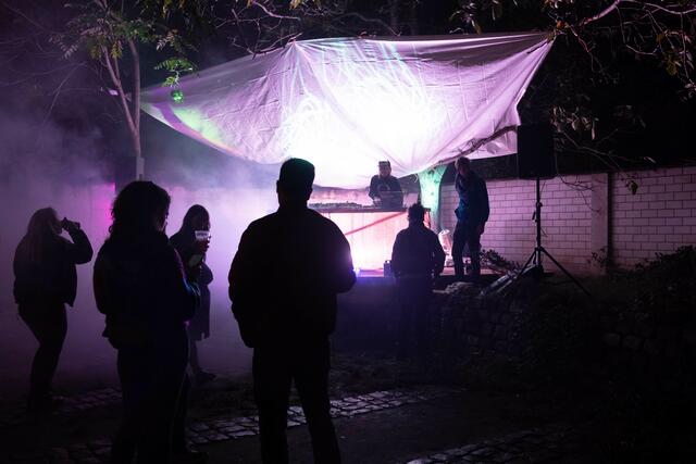 Gemeinsam feiern beim Nachtwandel 2023 im Jungbusch | Foto: Jessica Bader