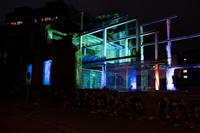 Farbenfroh illuminiert - die Ruine der abgebrannten Kauffmannmühle | Foto: Jessica Bader