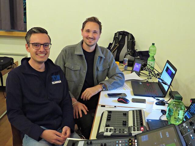 Timo Degen und Kollege an der Technik | Foto: Brigitte Melder
