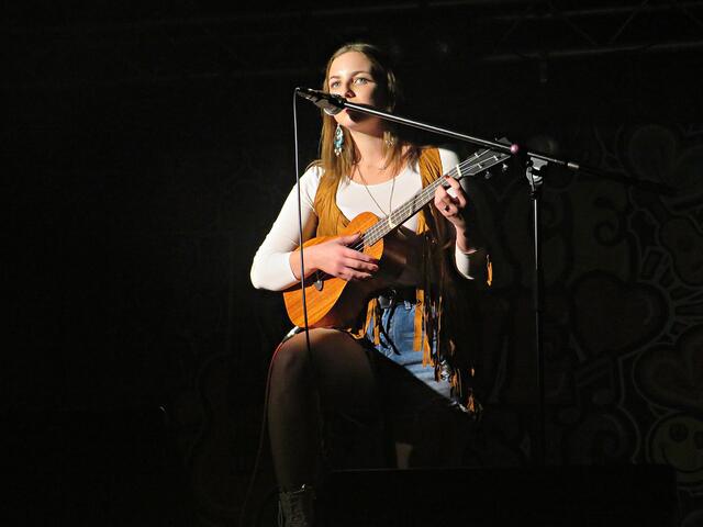 Alina Knittel mit ihrer Ukulele | Foto: Brigitte Melder