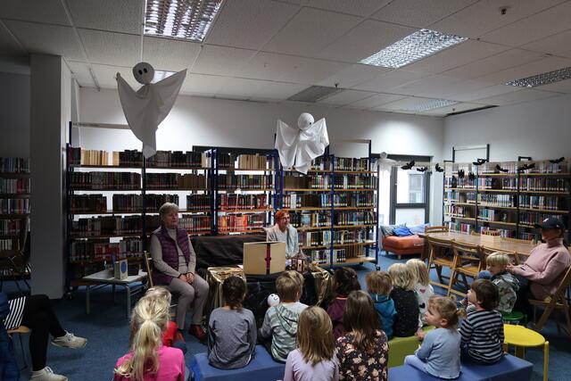 Beim Samstags-Vorlesen lauschten fast 40 Kinder und Erwachsene der Geschichte über das kleine Gespenst. | Foto: Stadtverwaltung Neustadt