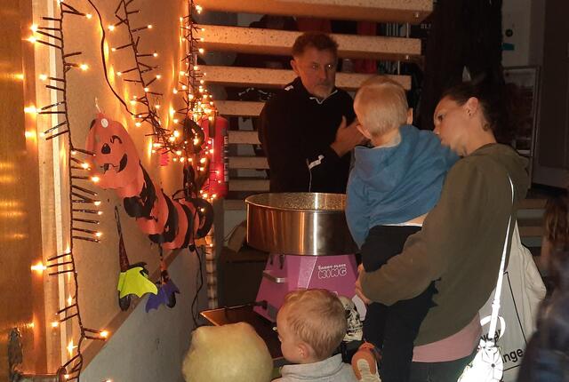 Zauberer Thomas versorgt die Halloweenfans mit Zuckerwatte  | Foto: Kristin Hätterich 