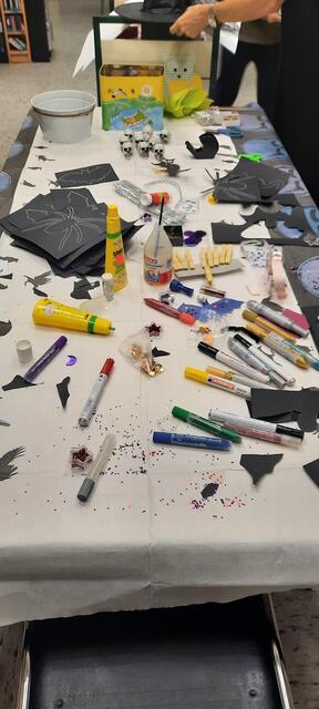 Halloweenbasteln in der Zweigstelle der Stadtbibliothek Friedrichsfeld  | Foto: Kristin Hätterich 