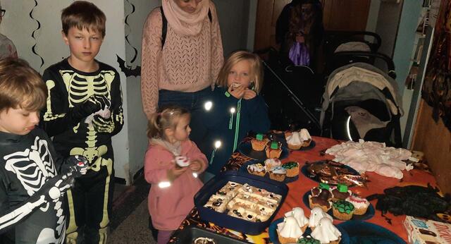 Buffet an Halloween in der Zweigstelle der Stadtbibliothek Friedrichsfeld  | Foto: Kristin Hätterich 
