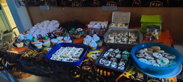 Buffet zu Halloween in der Zweigstelle der Stadtbibliothek Friedrichsfeld  | Foto: Kristin Hätterich 