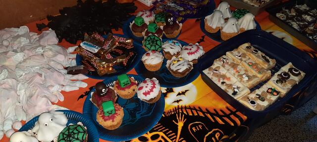 Noch gibt es genügend, Halloweenbuffet in der Zweigstelle der Stadtbibliothek Friedrichsfeld  | Foto: Kristin Hätterich 