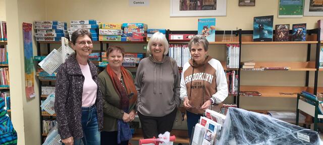 Halloween in der Zweigstelle der Stadtbibliothek Friedrichsfeld, Ehrenamtliche Helferinnen unterstützten beim Basteln in der Bücherei | Foto: Kristin Hätterich 