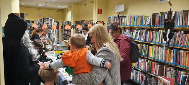 Halloween in der Zweigstelle der Stadtbibliothek Friedrichsfeld  | Foto: Kristin Hätterich 