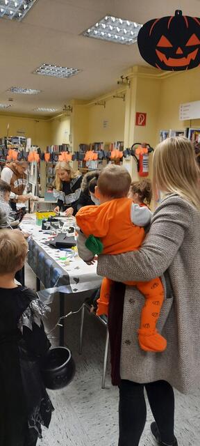 Basteln an Halloween in der Zweigstelle der Stadtbibliothek Friedrichsfeld  | Foto: Kristin Hätterich 