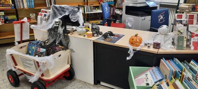 Halloween in der Zweigstelle der Stadtbibliothek Friedrichsfeld  | Foto: Kristin Hätterich 