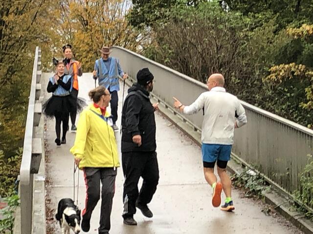 Immer mit einem Spruch unterwegs - nicht nur unsere Helfer  | Foto: Speyer Leinpfad parkrun