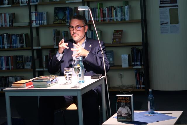 Oberbürgermeister Marc Weigel hielt einen kurzweiligen Vortrag über Otfried Preußler. | Foto: Stadtverwaltung Neustadt
