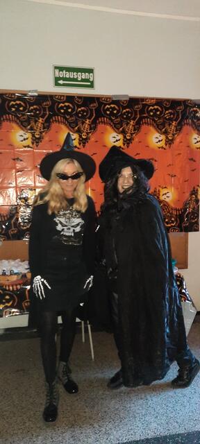 Afra Vogel, Zweigstellenleitung und Kristin Hätterich vom Förderverein der Stadtbücherei Friedrichsfeld freuen sich über die gelungenen Premiere der gemeinsamen Halloweenparty  | Foto: Kristin Hätterich 