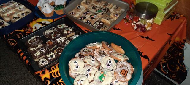 Halloweenbuffet in der Zweigstelle der Stadtbibliothek Friedrichsfeld  | Foto: Kristin Hätterich 