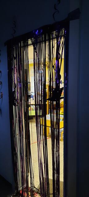 Hereinspaziert zur ersten gemeinsamen Halloweenparty des Jugendtreffs und der Zweigstelle der Stadtbibliothek Friedrichsfeld  | Foto: Kristin Hätterich 