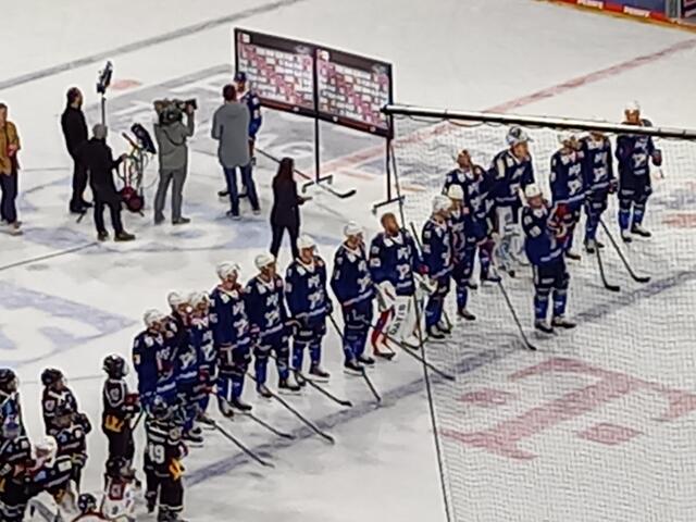 Adler vor der Fankurve nach dem Spiel gegen die LÖwen Frankfurt, 31.10.2023 | Foto: Carsta Vogel