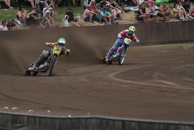 Josef Franc vor Stephan Katt auf der Altriper Sandbahn | Foto: Michael Sonnick