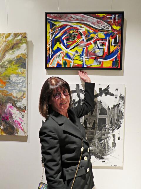 Birgit Weinerth unter ihrem Gemälde "Wachsame Auge" | Foto: Brigitte Melder