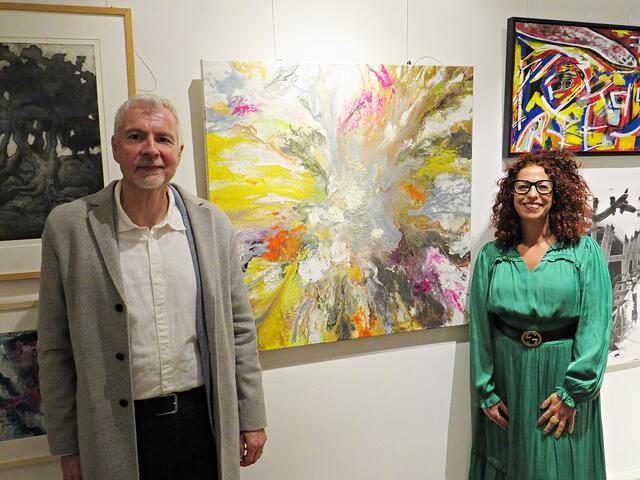 Claudia Böheim mit Mann und Gemälde | Foto: Brigitte Melder